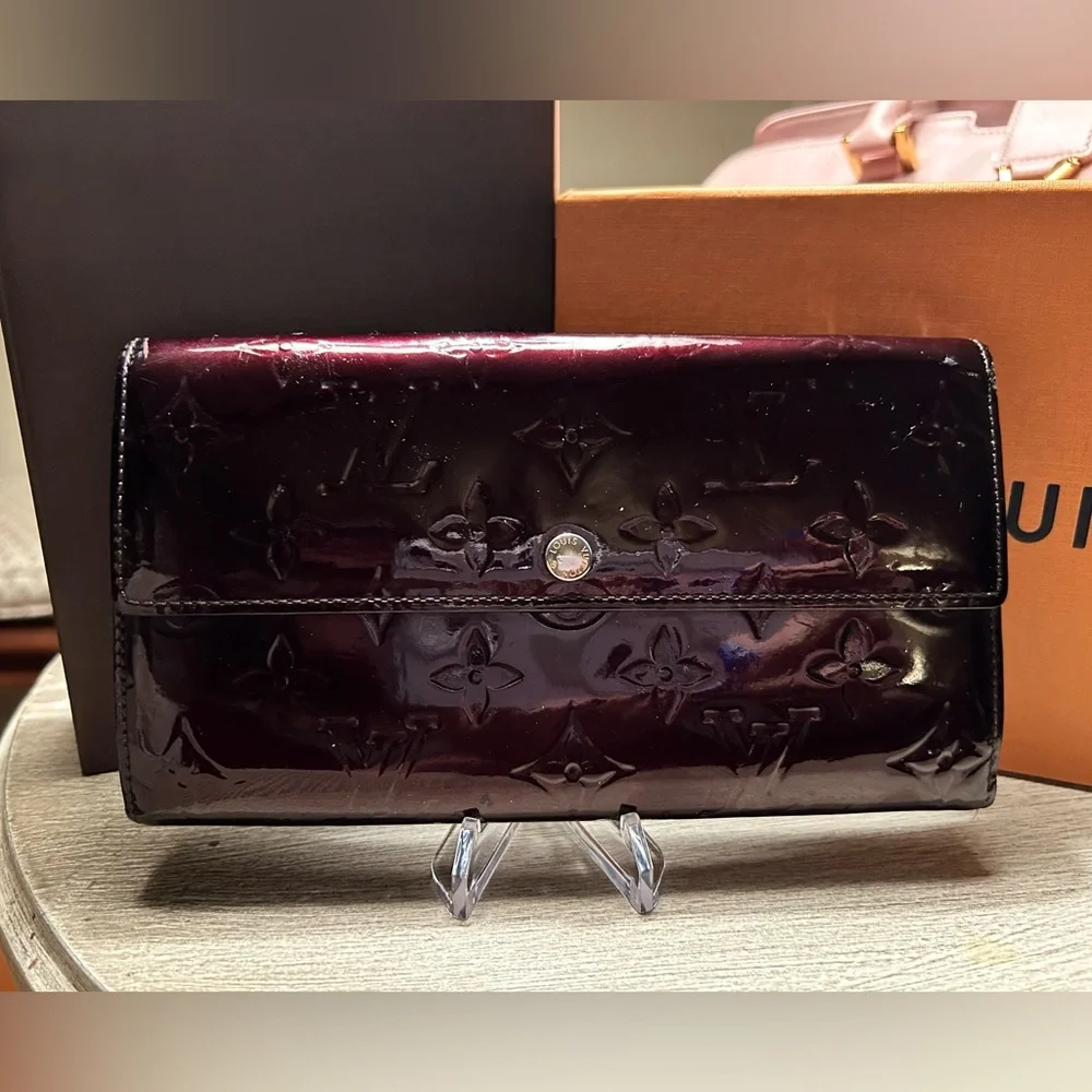 LOUIS VUITTON ‘Amarante Monogram Vernis Sarah’ Wallet. Beautiful patent leather! - Picture 2 of 9